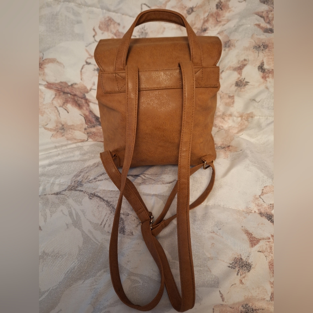 Atmosphere Tan Backpack Drawstring Ajustable Staps Front Zip Pocket - Picture 4 of 16